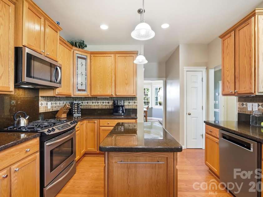15619 Carrington Ridge Drive, Huntersville, NC 28078.  MLS# CAR4424248, YatesRealty ID 51593. Kitchen