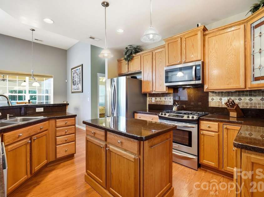 15619 Carrington Ridge Drive, Huntersville, NC 28078.  MLS# CAR4424248, YatesRealty ID 51593. Kitchen