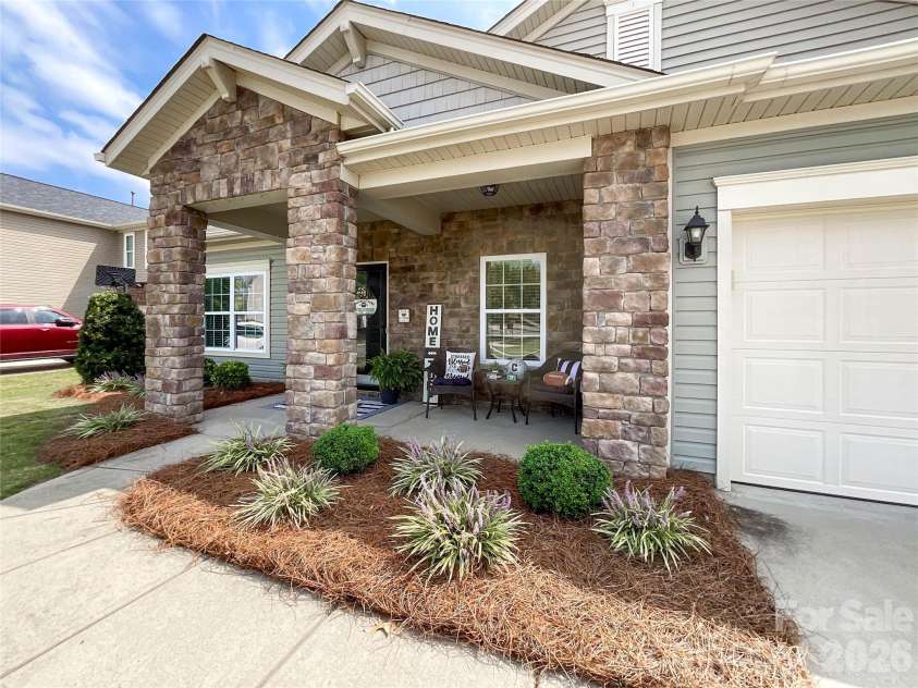 1401 Yellow Daisy Drive, Matthews, NC 28104.  MLS# CAR4424626, YatesRealty ID 51594. 
