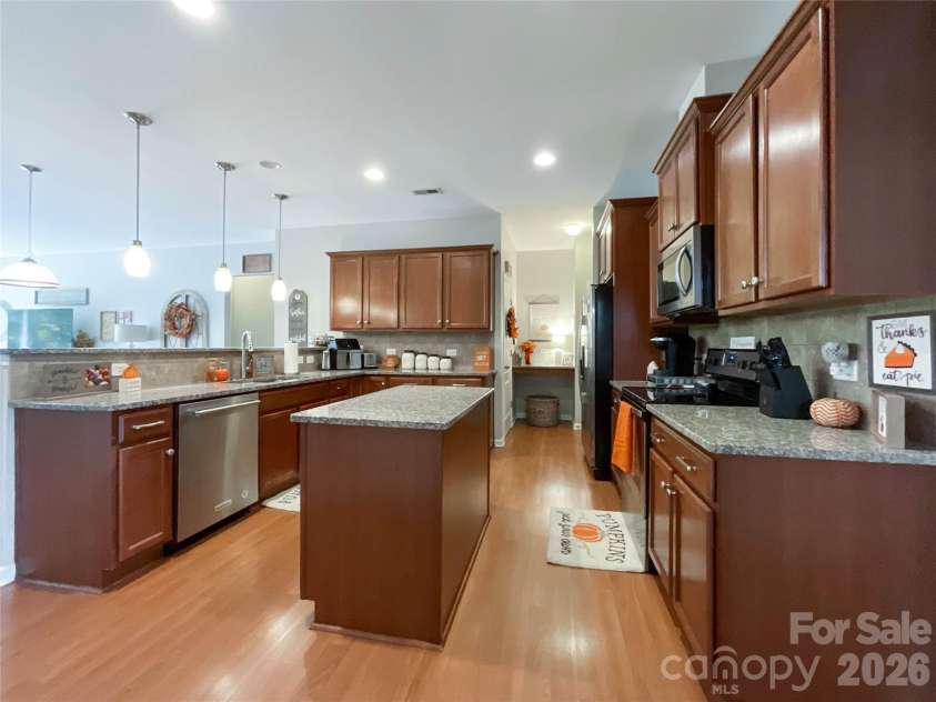 1401 Yellow Daisy Drive, Matthews, NC 28104.  MLS# CAR4424626, YatesRealty ID 51594. 