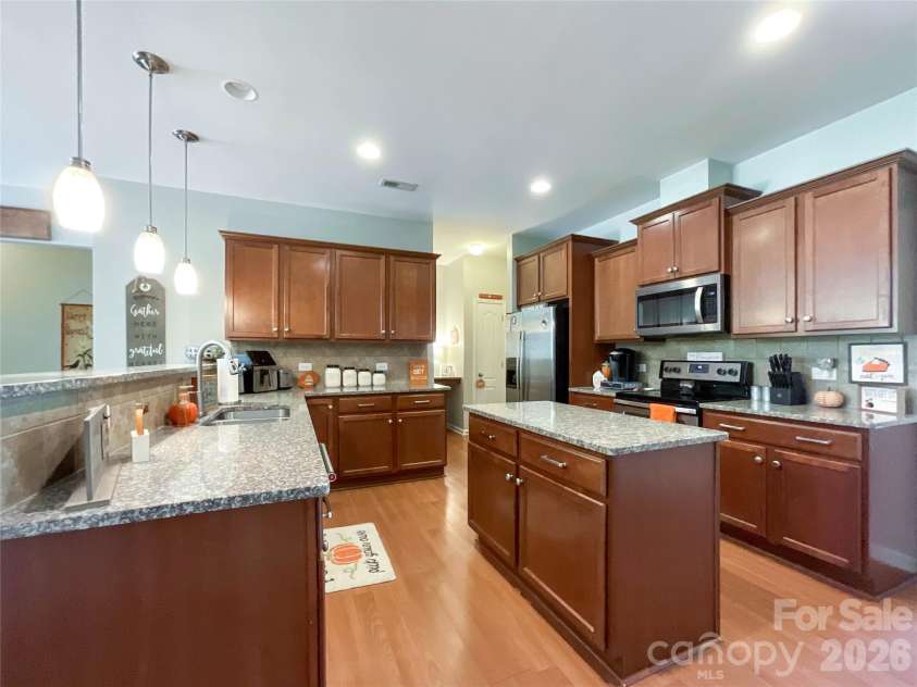 1401 Yellow Daisy Drive, Matthews, NC 28104.  MLS# CAR4424626, YatesRealty ID 51594. 