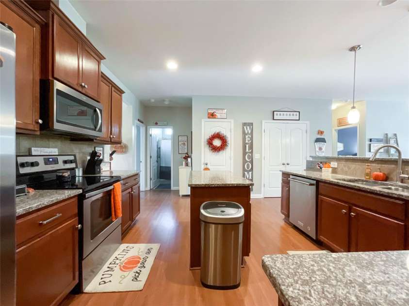 1401 Yellow Daisy Drive, Matthews, NC 28104.  MLS# CAR4424626, YatesRealty ID 51594. 
