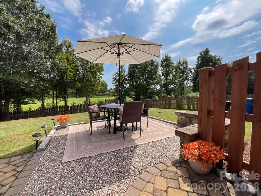 1401 Yellow Daisy Drive, Matthews, NC 28104.  MLS# CAR4424626, YatesRealty ID 51594. 