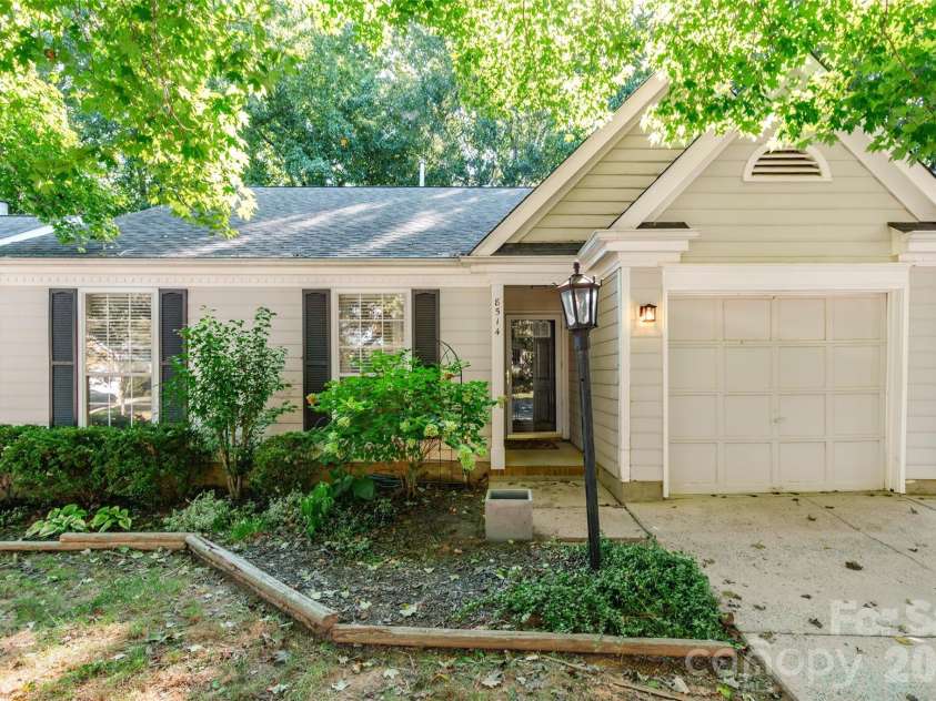 8514 Lockerbie Lane, Charlotte, NC 28215.  MLS# CAR4423537, YatesRealty ID 51595. 