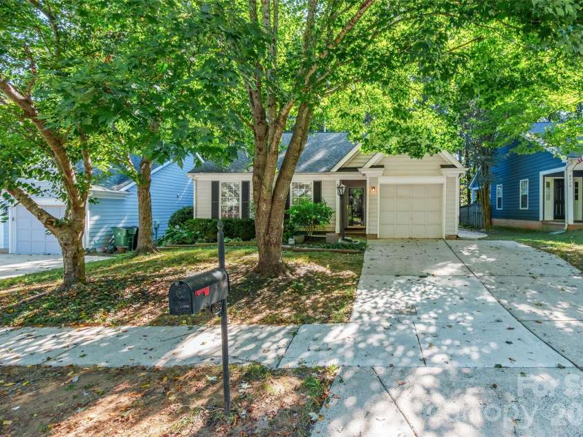 8514 Lockerbie Lane, Charlotte, NC 28215.  MLS# CAR4423537, YatesRealty ID 51595. 