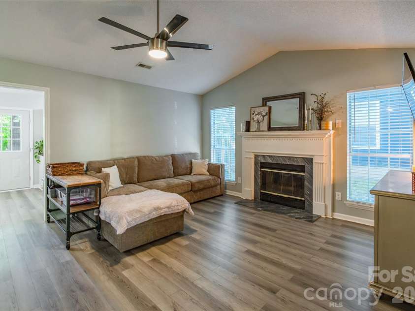 8514 Lockerbie Lane, Charlotte, NC 28215.  MLS# CAR4423537, YatesRealty ID 51595. 