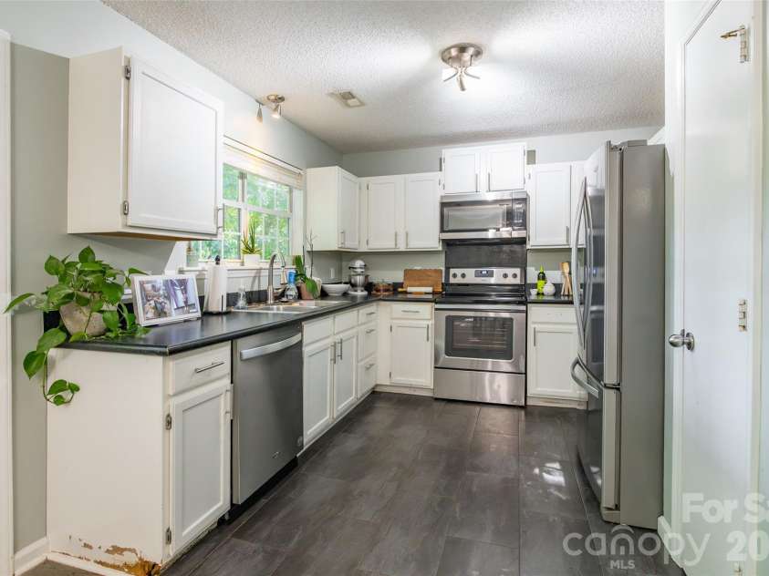 8514 Lockerbie Lane, Charlotte, NC 28215.  MLS# CAR4423537, YatesRealty ID 51595. 
