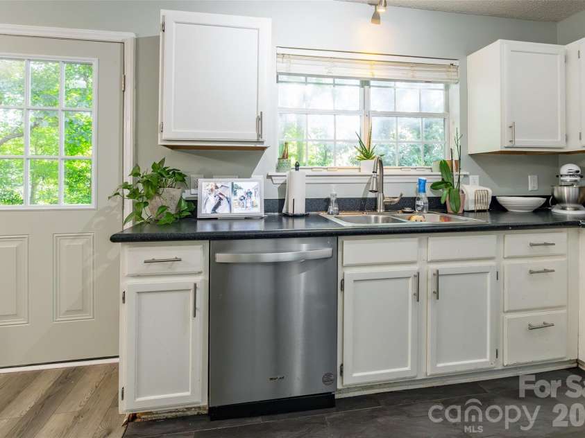 8514 Lockerbie Lane, Charlotte, NC 28215.  MLS# CAR4423537, YatesRealty ID 51595. 