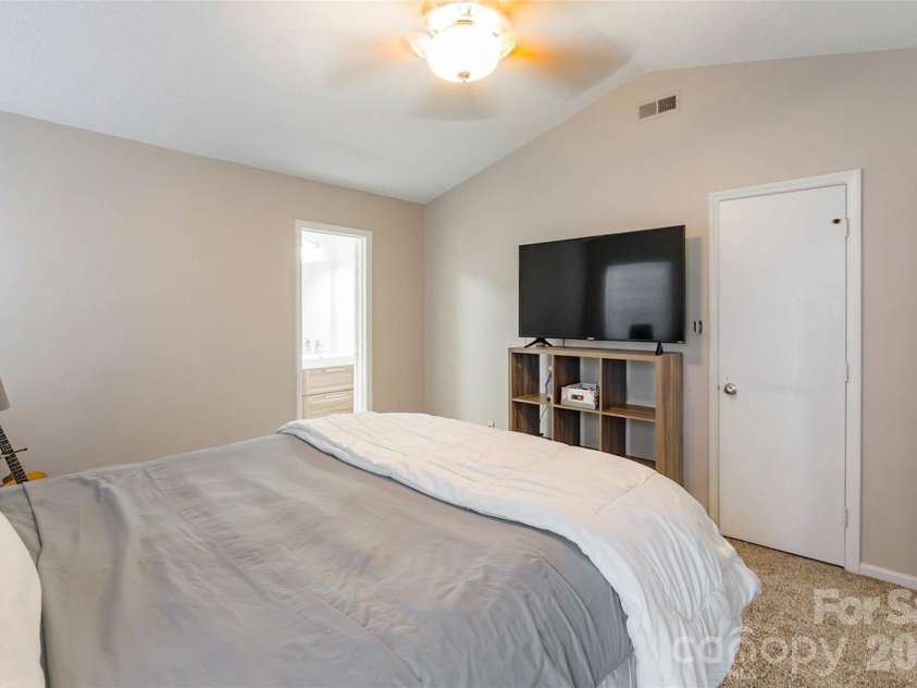 8514 Lockerbie Lane, Charlotte, NC 28215.  MLS# CAR4423537, YatesRealty ID 51595. 