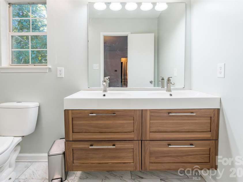 8514 Lockerbie Lane, Charlotte, NC 28215.  MLS# CAR4423537, YatesRealty ID 51595. 