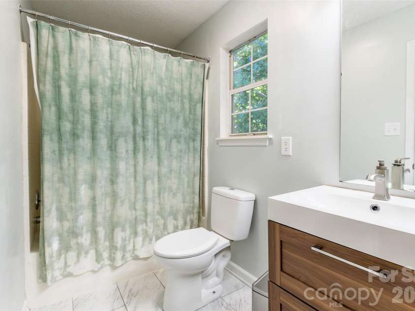 8514 Lockerbie Lane, Charlotte, NC 28215.  MLS# CAR4423537, YatesRealty ID 51595. 