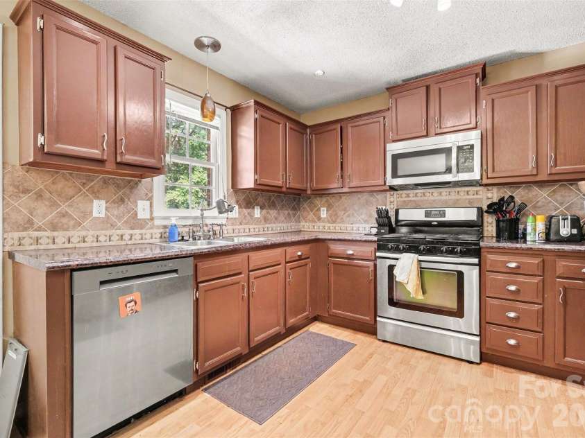 983 Farmington Court, Concord, NC 28025.  MLS# CAR4423644, YatesRealty ID 51599. Beautiful Kitchen