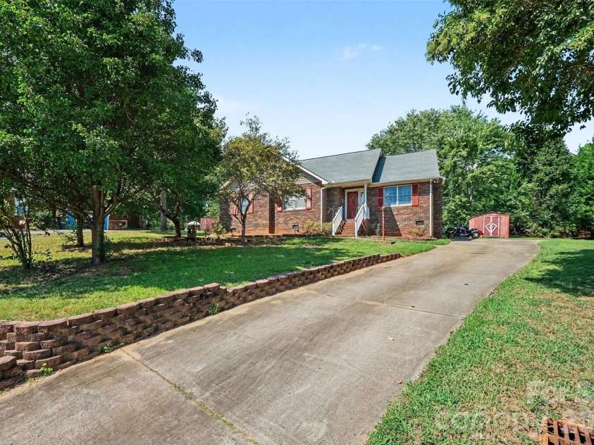 983 Farmington Court, Concord, NC 28025.  MLS# CAR4423644, YatesRealty ID 51599. Driveway