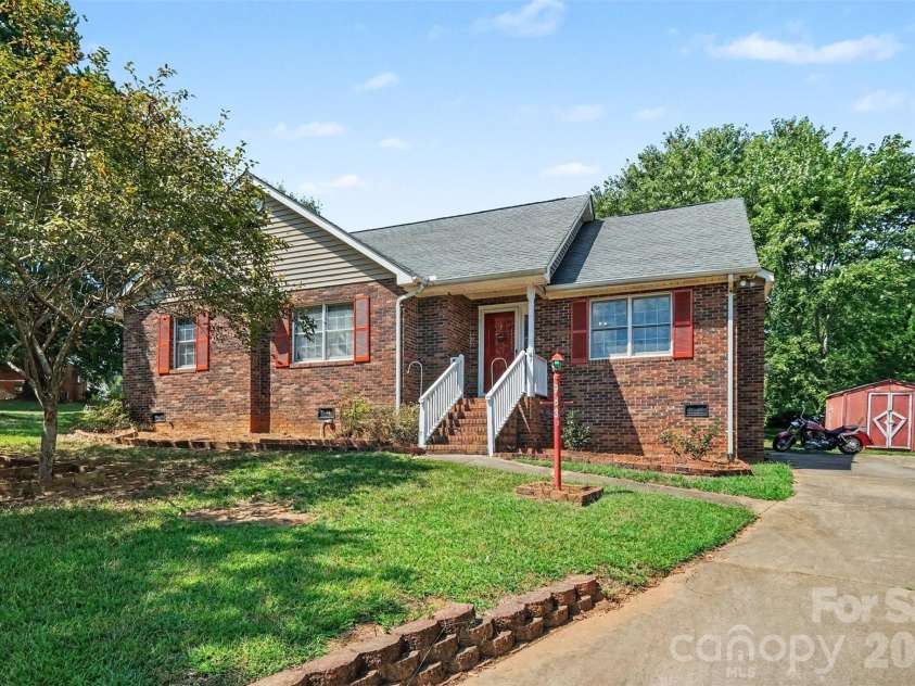 983 Farmington Court, Concord, NC 28025.  MLS# CAR4423644, YatesRealty ID 51599. Large Front Yard for privacy