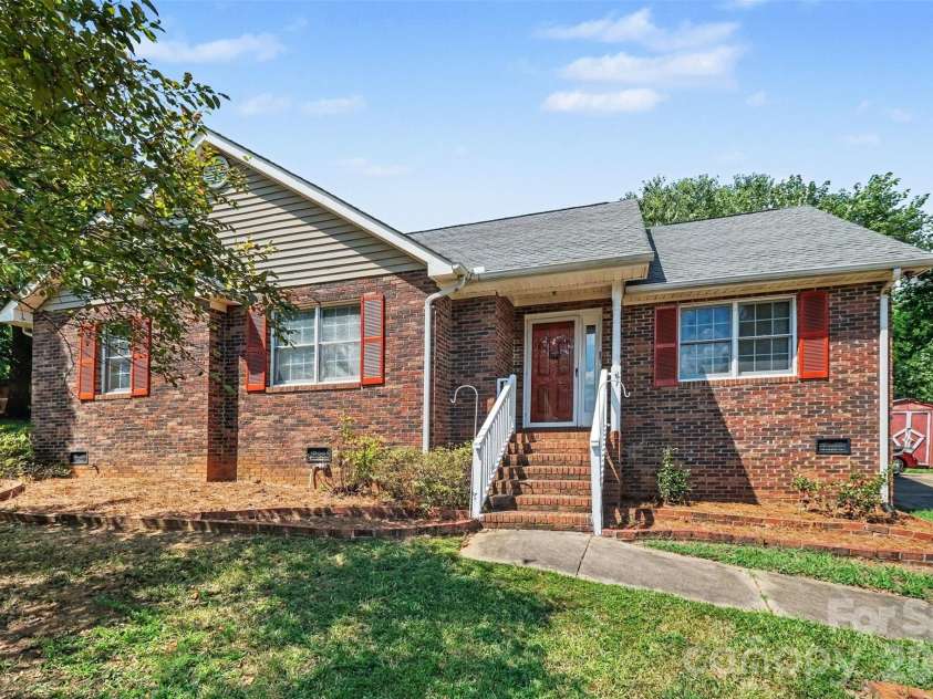 983 Farmington Court, Concord, NC 28025.  MLS# CAR4423644, YatesRealty ID 51599. Mature Trees