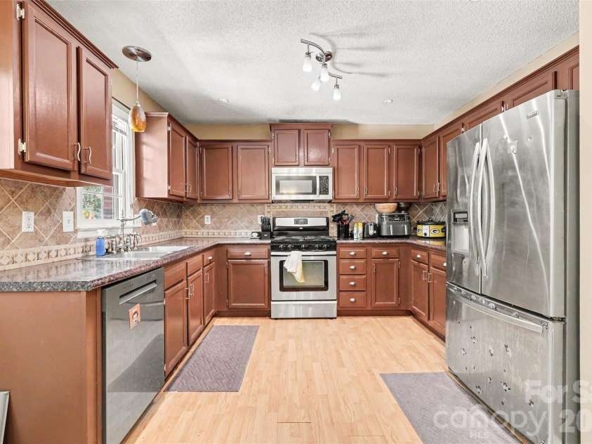 983 Farmington Court, Concord, NC 28025.  MLS# CAR4423644, YatesRealty ID 51599. Modern Kitchen with SS Applinaces