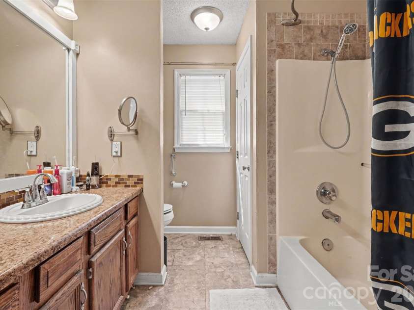 983 Farmington Court, Concord, NC 28025.  MLS# CAR4423644, YatesRealty ID 51599. Primary Bath