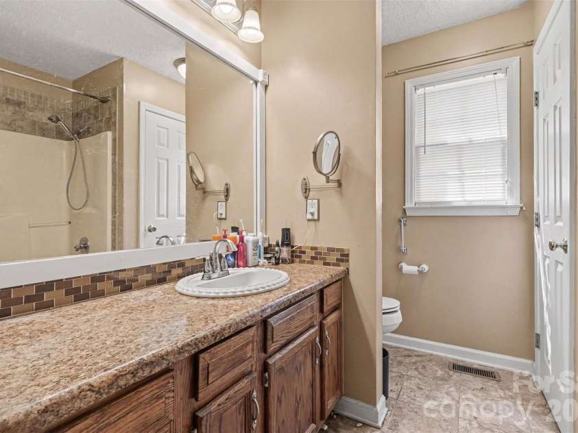 983 Farmington Court, Concord, NC 28025.  MLS# CAR4423644, YatesRealty ID 51599. Primary Bath