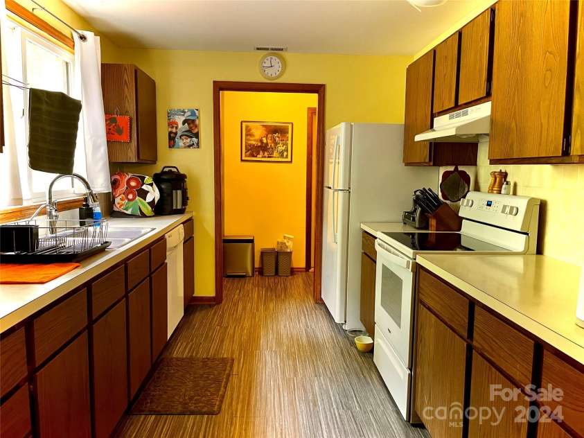 585 Nottingham Road, Brevard, NC 28712.  MLS# CAR4207707, YatesRealty ID 516. Kitchen