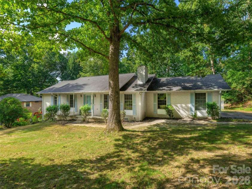 209 Trappers Trail, Hendersonville, NC 28739.  MLS# CAR4423581, YatesRealty ID 51600. 