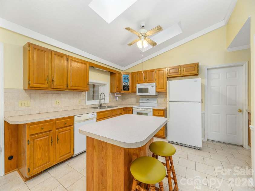 209 Trappers Trail, Hendersonville, NC 28739.  MLS# CAR4423581, YatesRealty ID 51600. 