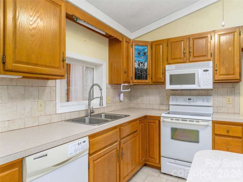 209 Trappers Trail, Hendersonville, NC 28739.  MLS# CAR4423581, YatesRealty ID 51600. 