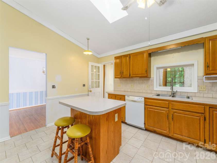 209 Trappers Trail, Hendersonville, NC 28739.  MLS# CAR4423581, YatesRealty ID 51600. 