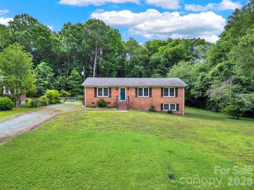 1200 Vickie Lane, Matthews, NC 28104.  MLS# CAR4423323, YatesRealty ID 51602. 