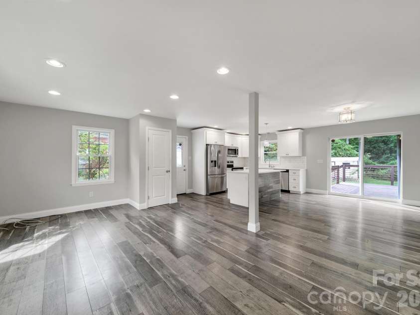 1200 Vickie Lane, Matthews, NC 28104.  MLS# CAR4423323, YatesRealty ID 51602. 
