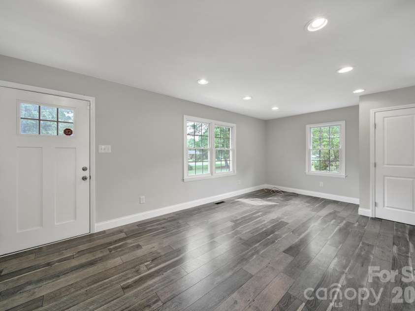 1200 Vickie Lane, Matthews, NC 28104.  MLS# CAR4423323, YatesRealty ID 51602. 