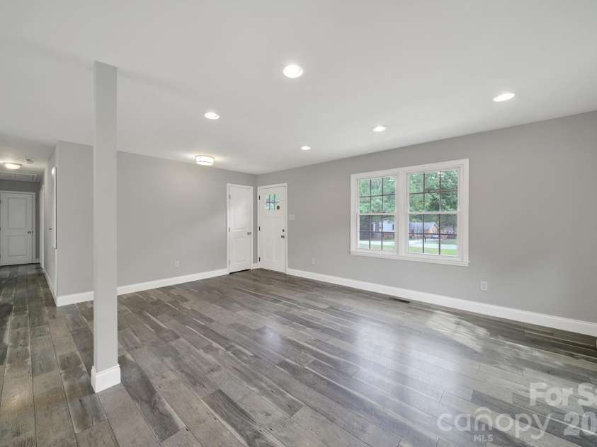 1200 Vickie Lane, Matthews, NC 28104.  MLS# CAR4423323, YatesRealty ID 51602. 
