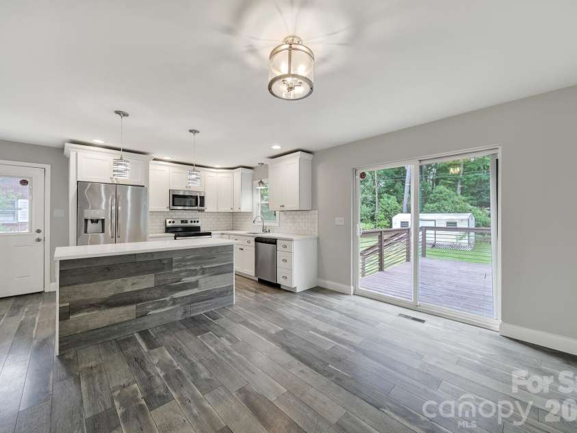 1200 Vickie Lane, Matthews, NC 28104.  MLS# CAR4423323, YatesRealty ID 51602. 