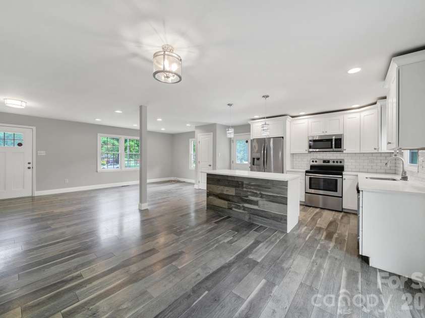 1200 Vickie Lane, Matthews, NC 28104.  MLS# CAR4423323, YatesRealty ID 51602. 