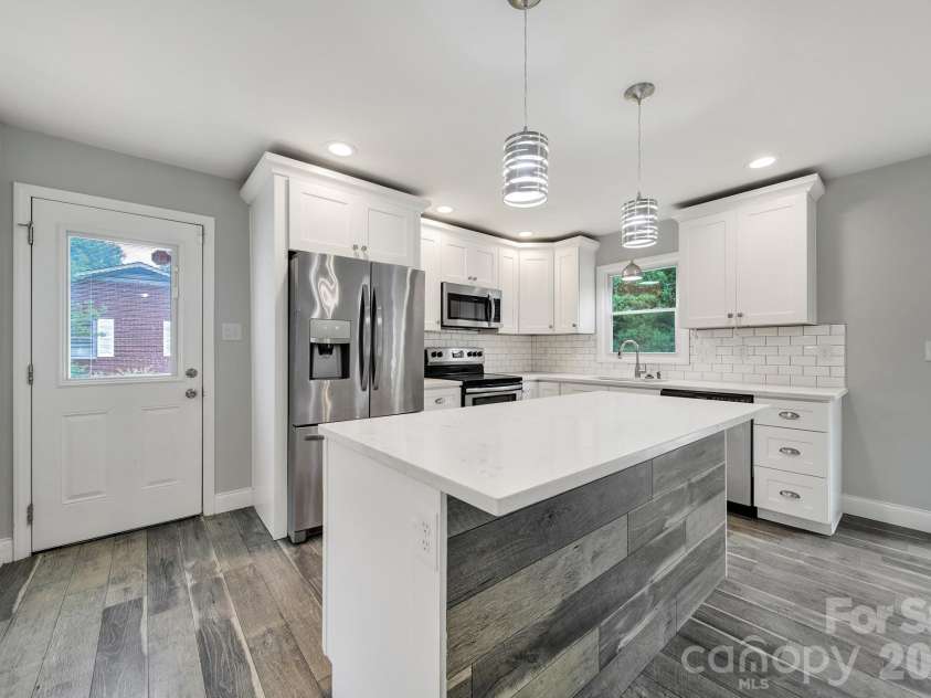 1200 Vickie Lane, Matthews, NC 28104.  MLS# CAR4423323, YatesRealty ID 51602. 