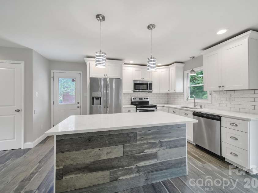 1200 Vickie Lane, Matthews, NC 28104.  MLS# CAR4423323, YatesRealty ID 51602. 