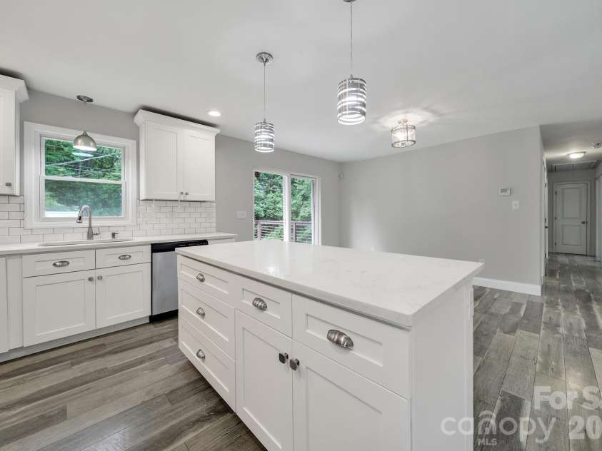 1200 Vickie Lane, Matthews, NC 28104.  MLS# CAR4423323, YatesRealty ID 51602. 