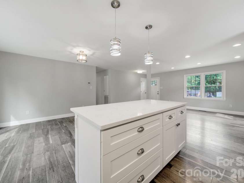 1200 Vickie Lane, Matthews, NC 28104.  MLS# CAR4423323, YatesRealty ID 51602. 