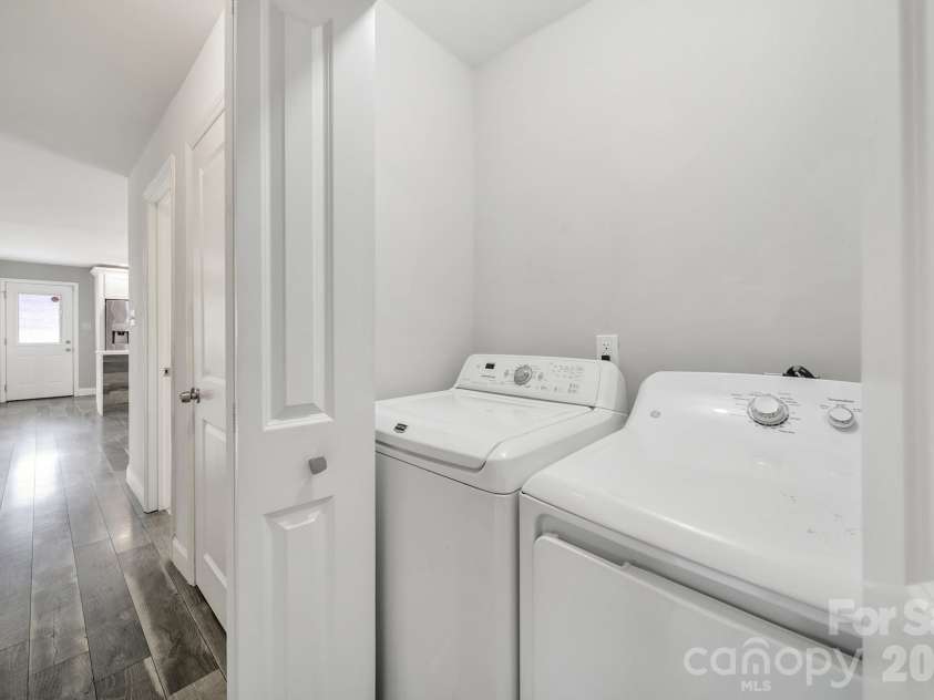 1200 Vickie Lane, Matthews, NC 28104.  MLS# CAR4423323, YatesRealty ID 51602. 