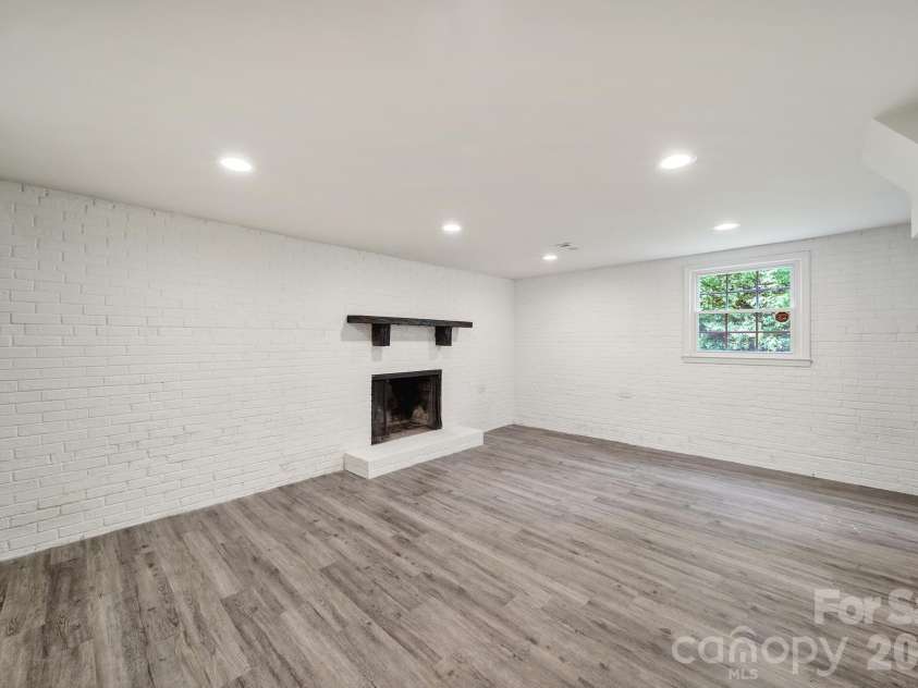1200 Vickie Lane, Matthews, NC 28104.  MLS# CAR4423323, YatesRealty ID 51602. 