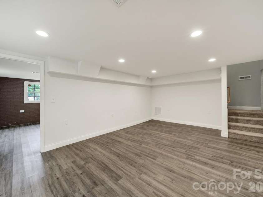 1200 Vickie Lane, Matthews, NC 28104.  MLS# CAR4423323, YatesRealty ID 51602. 