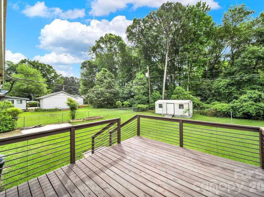 1200 Vickie Lane, Matthews, NC 28104.  MLS# CAR4423323, YatesRealty ID 51602. 