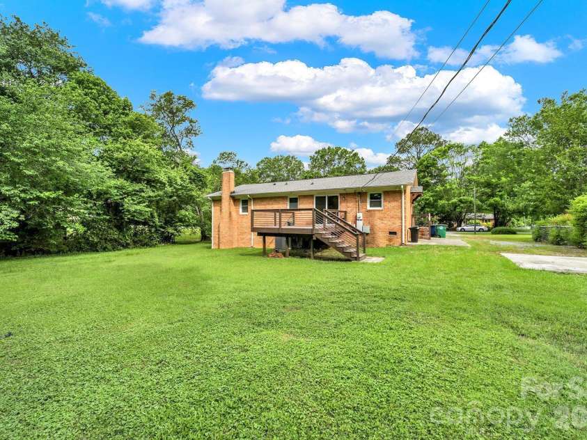 1200 Vickie Lane, Matthews, NC 28104.  MLS# CAR4423323, YatesRealty ID 51602. 