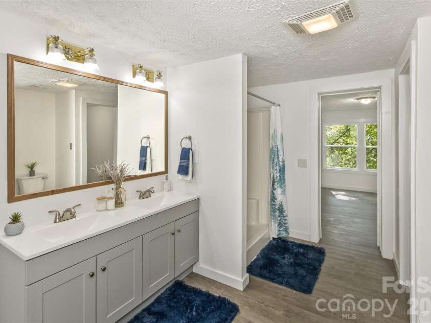 13 Cattail Drive, Sylva, NC 28779.  MLS# CAR4423552, YatesRealty ID 51604. Primary en-suite bath