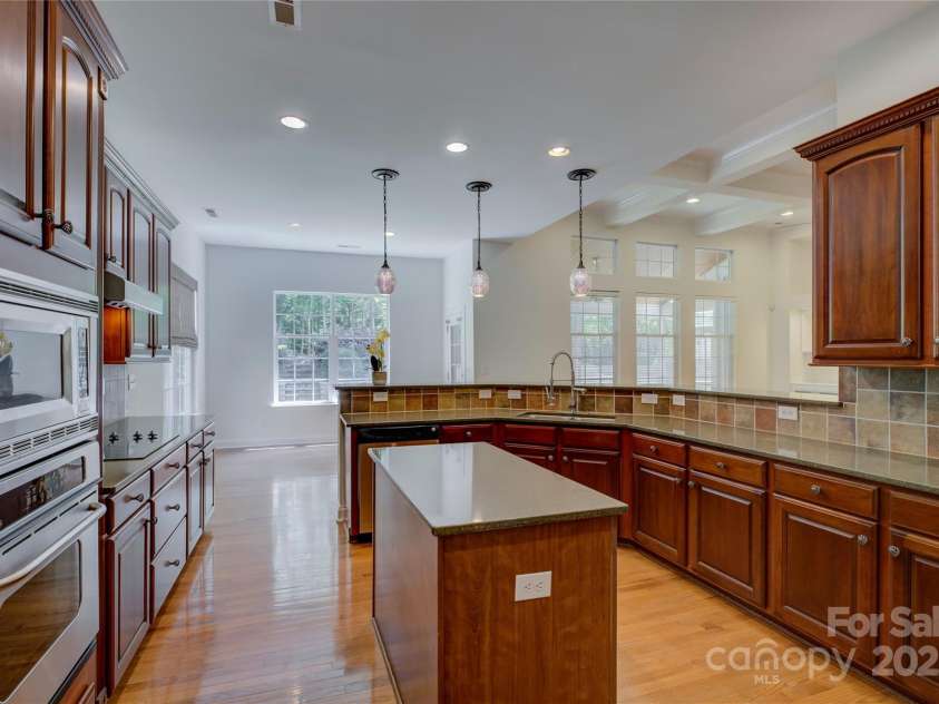 10029 Daufuskie Drive, Charlotte, NC 28278.  MLS# CAR4204538, YatesRealty ID 5161. Large open kitchen