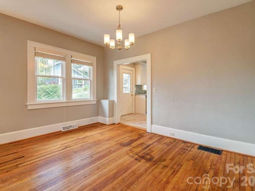 11 Temple Avenue, Asheville, NC 28804.  MLS# CAR4421842, YatesRealty ID 51613. Dining area