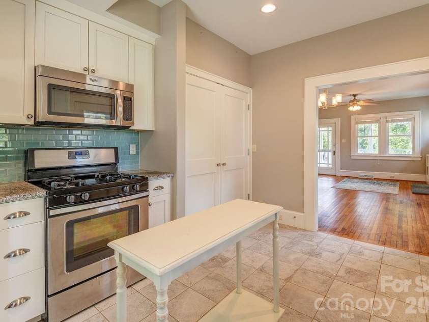 11 Temple Avenue, Asheville, NC 28804.  MLS# CAR4421842, YatesRealty ID 51613. New Kitchen with glass blacksplash