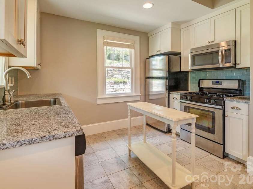 11 Temple Avenue, Asheville, NC 28804.  MLS# CAR4421842, YatesRealty ID 51613. New Kitchen with glass blacksplash