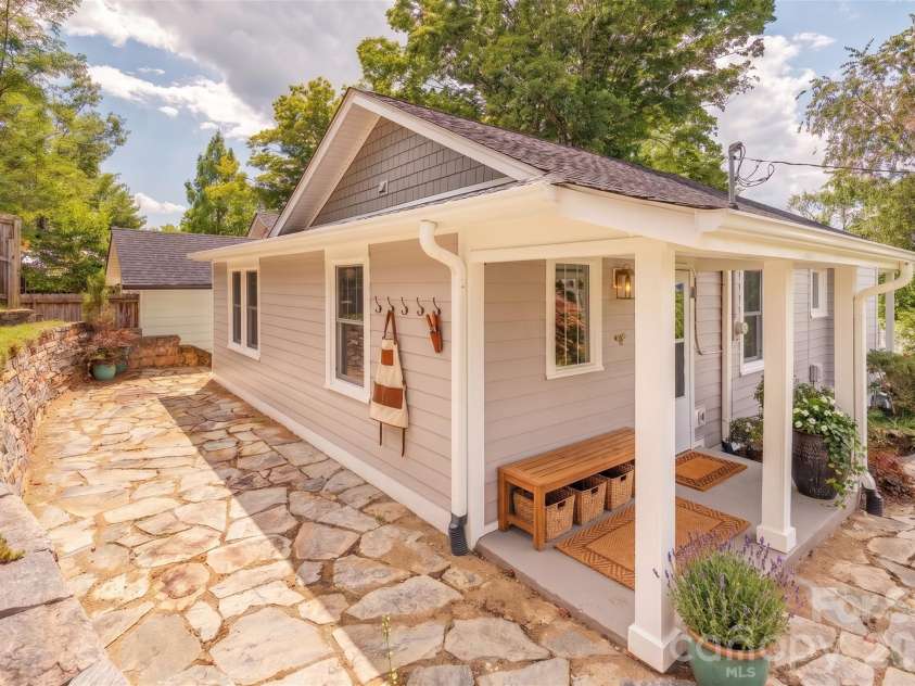 11 Temple Avenue, Asheville, NC 28804.  MLS# CAR4421842, YatesRealty ID 51613. Virtually staged