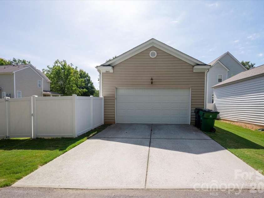 10431 Alvarado Way, Charlotte, NC 28277.  MLS# CAR4421425, YatesRealty ID 51614. 2 car garage