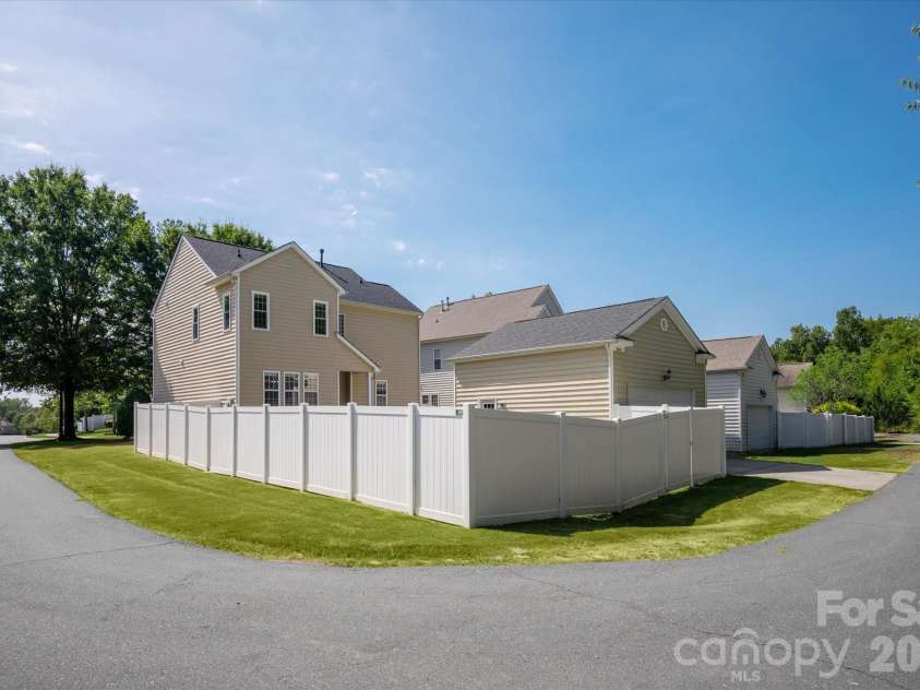 10431 Alvarado Way, Charlotte, NC 28277.  MLS# CAR4421425, YatesRealty ID 51614. Fenced yard